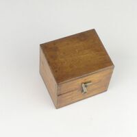 Voorwerpen Adlib\V24317-b.jpg; V24317; ; Tekenprisma in kistDrawing prism in box